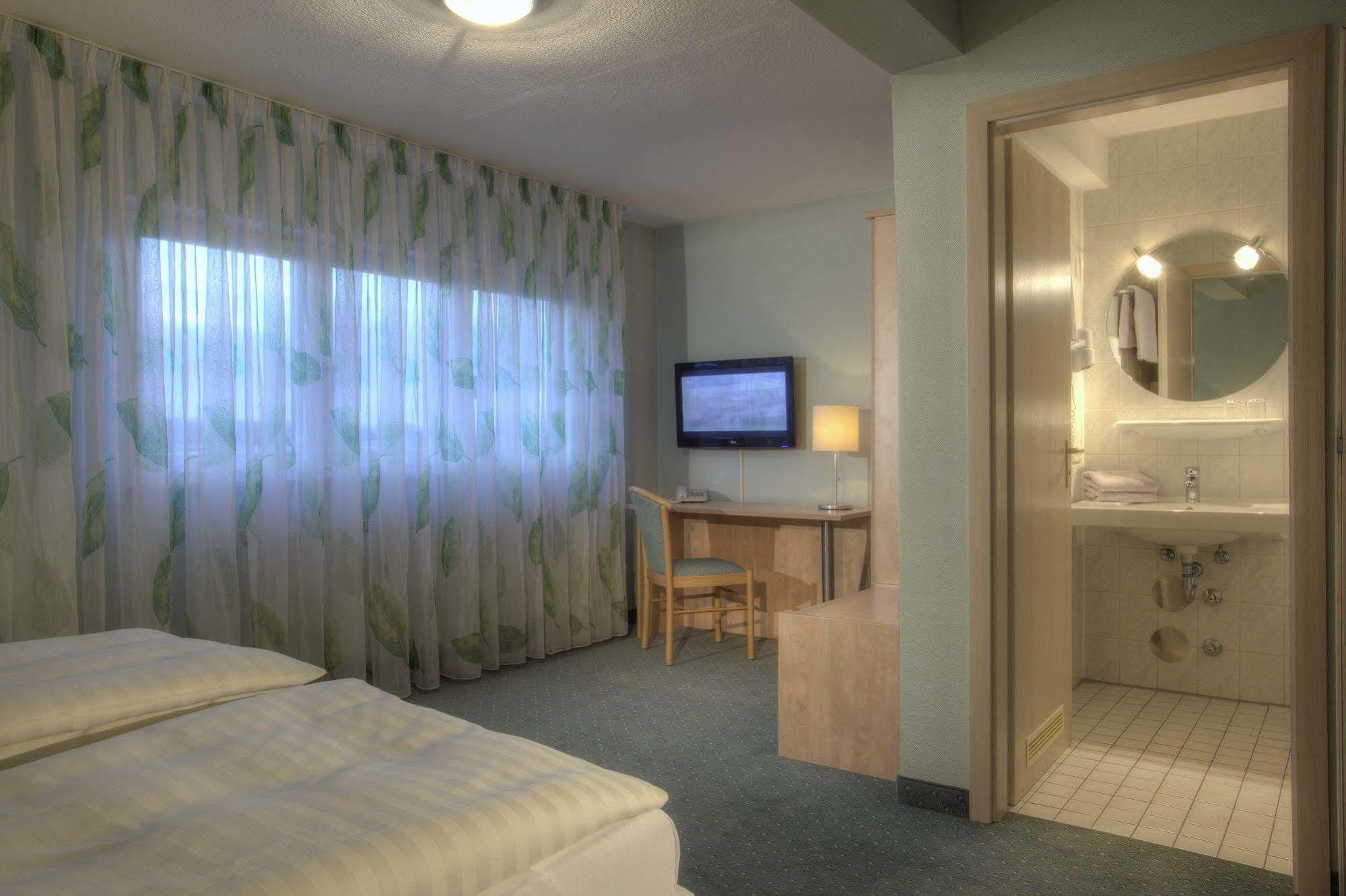 Hotel Zur Muehle Urbach  Exteriör bild